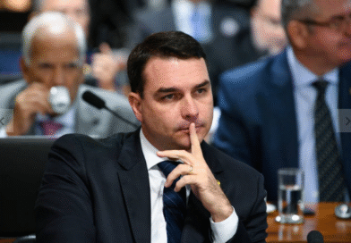 Flávio Bolsonaro viajou dos EUA ao Brasil em 2025 em jato de Vorcaro, diz revista Flávio Bolsonaro viajou dos EUA ao Brasil em 2025 em jato de Vorcaro, diz revista