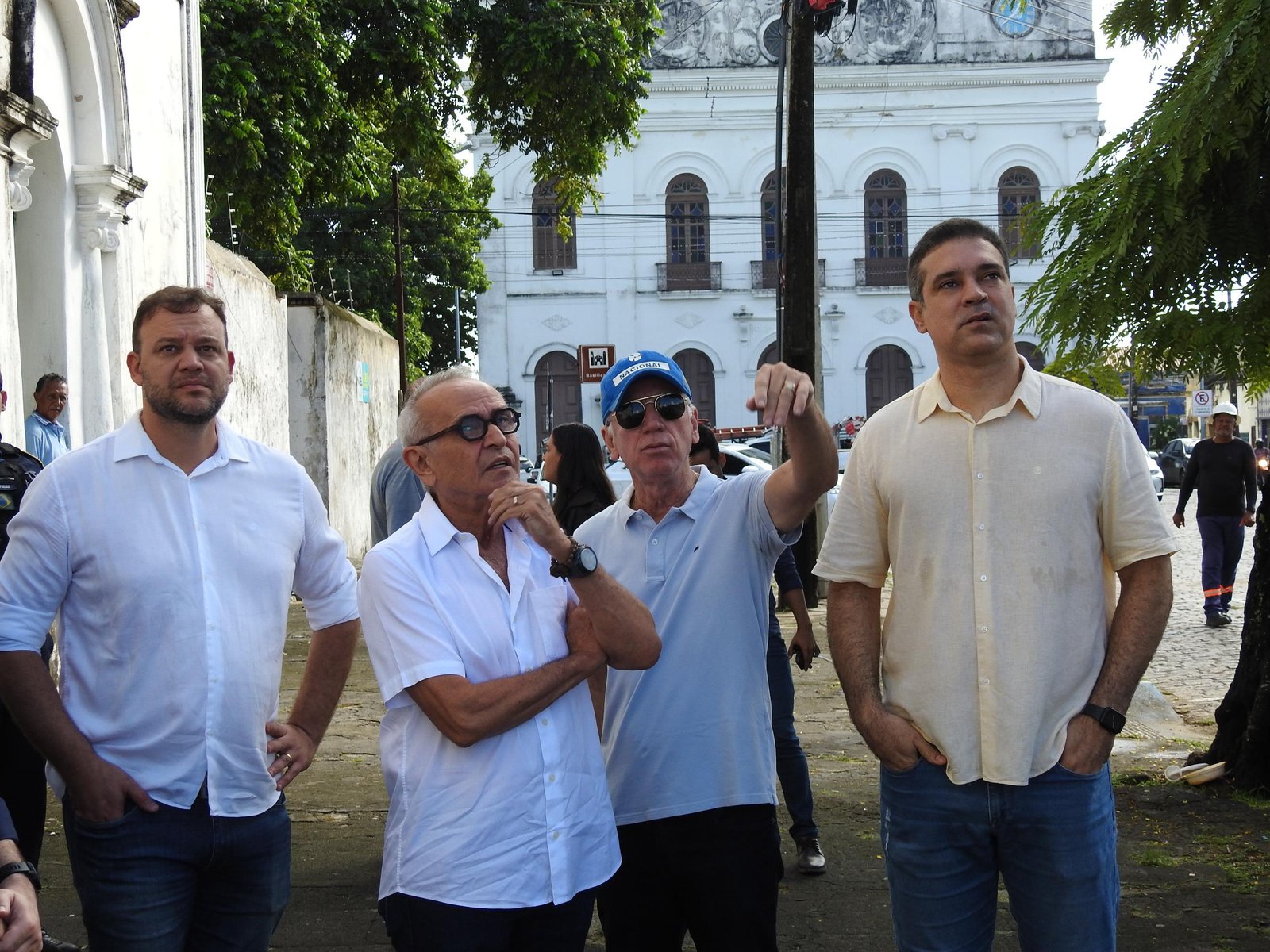 1-18 Prefeitura inicia operação para limpeza de fios em postes e combate à poluição visual nas ruas de João Pessoa