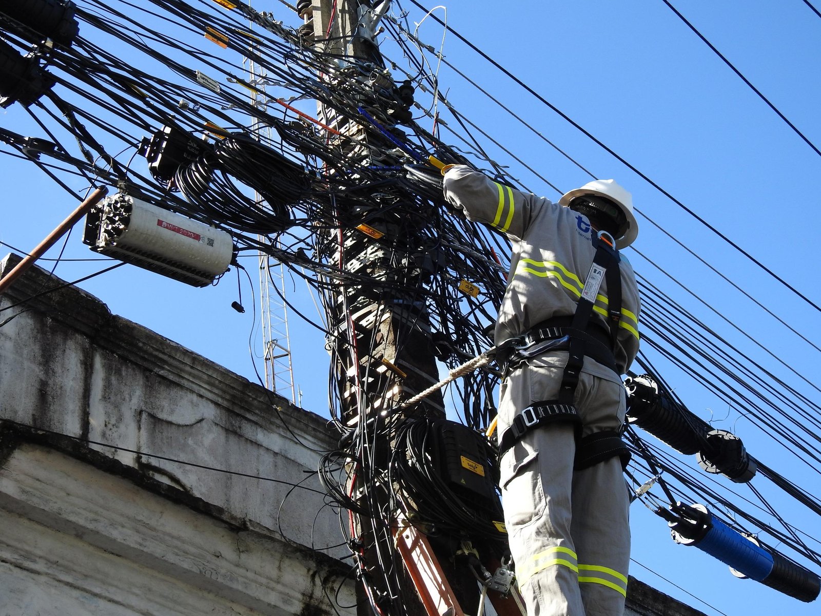 3-1 Prefeitura inicia operação para limpeza de fios em postes e combate à poluição visual nas ruas de João Pessoa