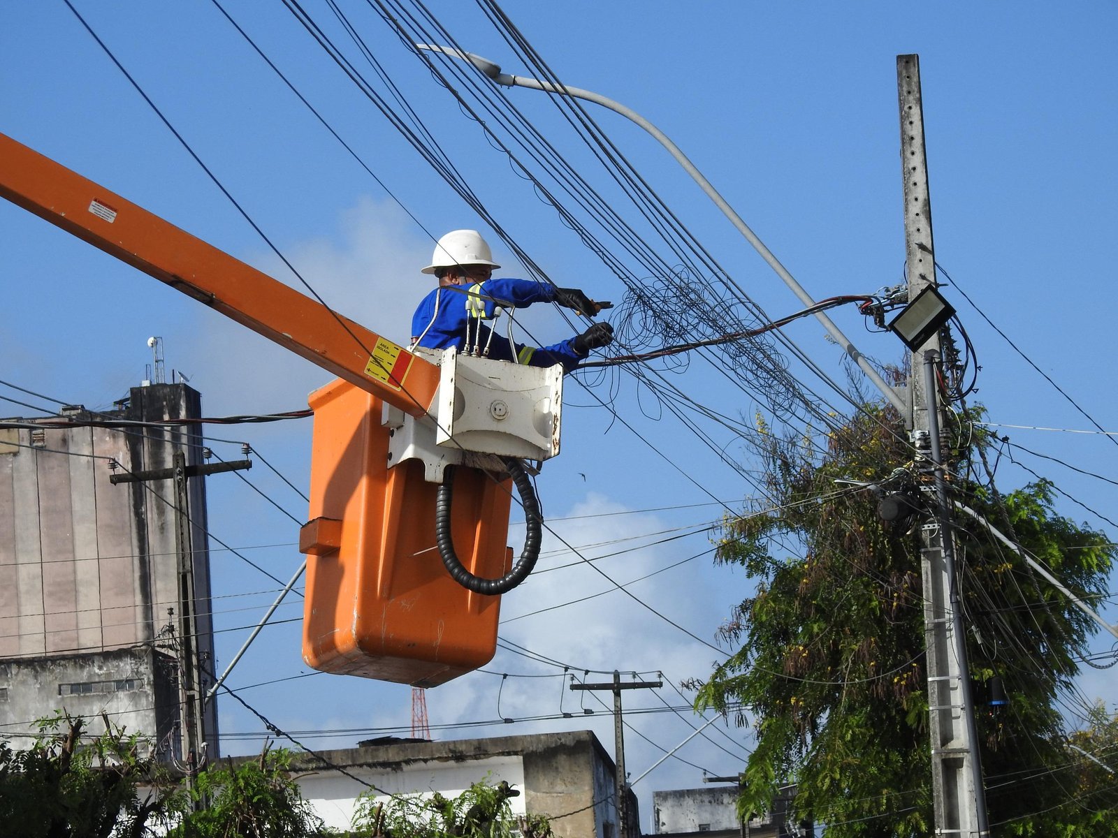 Prefeitura inicia operação para limpeza de fios em postes e combate à poluição visual nas ruas de João Pessoa