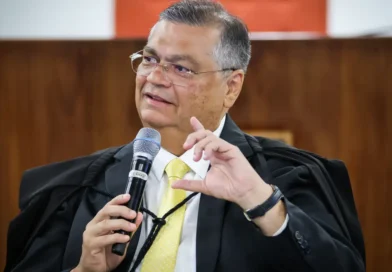 Dino sugere sessão conjunta sobre casos Moraes e Mendonça e diz que “não se justifica um combate corrupto à corrupção”