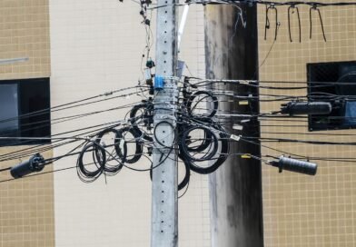 Fiações irregulares: Prefeitura de João Pessoa fará ação conjunta para combater poluição visual nos postes da Capital
