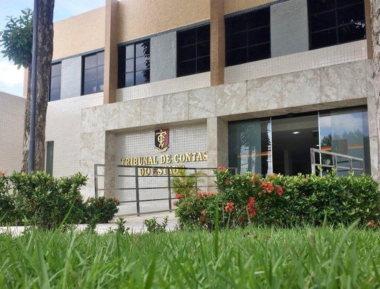 TCE-PB intima prefeito de Teixeira para apresentar defesa sobre gastos excessivos e contratações irregulares