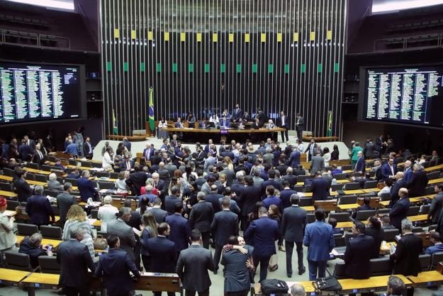 Câmara dos Deputados gasta R$ 1 bi por ano com funcionários sem controle de presença, e valor bate recorde sob Motta
