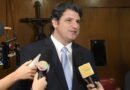 Léo Bezerra acena com bandeira da paz na base de apoio ao governador João Azevêdo