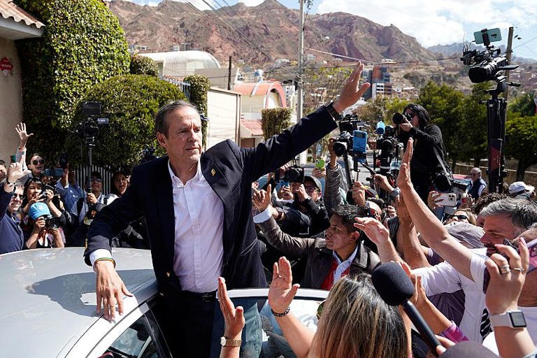AA1KIekN Candidatos de direita e de centro vão a inédita segunda volta nas presidenciais da Bolívia