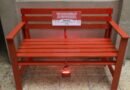 Câmara Municial instala banco vermelho em adesão à campanha Agosto Lilás