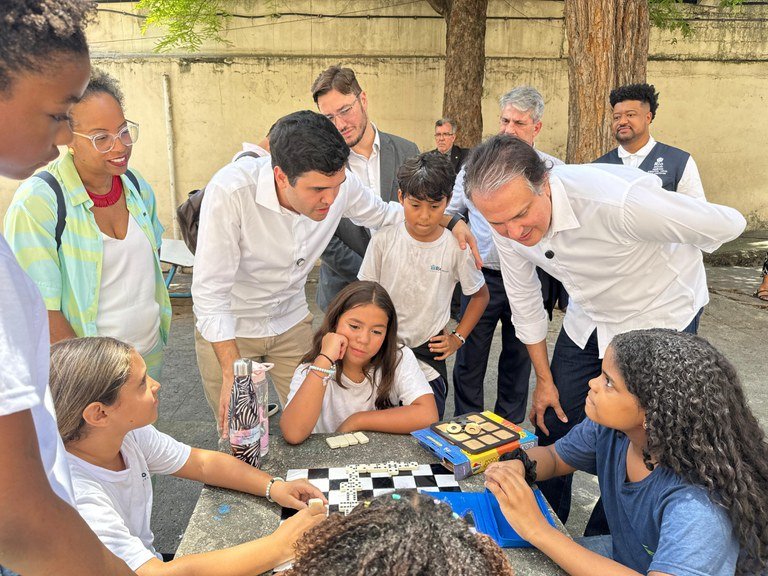 ESPECIAL – Alunos agora sem celular na escola voltam a brincar no intervalo e a ler no papel