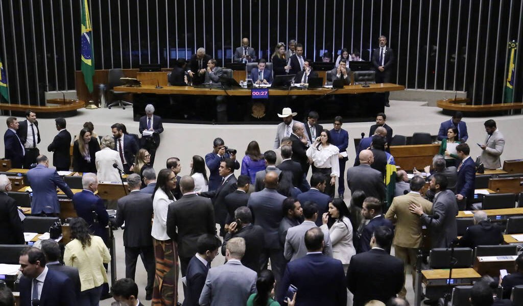Câmara aprova PEC que dá blindagem inédita ao Congresso em resposta ao STF