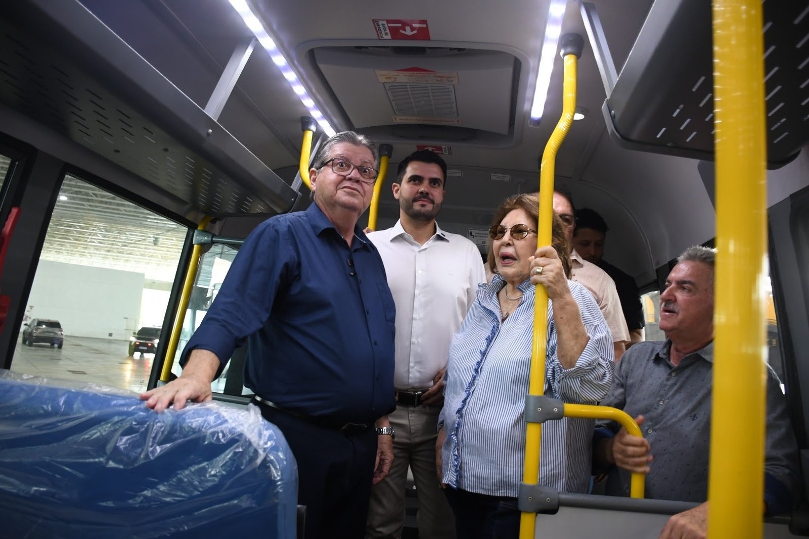 2-1 João Azevêdo entrega mais 104 ônibus escolares para os municípios e destaca compromisso de garantir transporte seguro aos estudantes