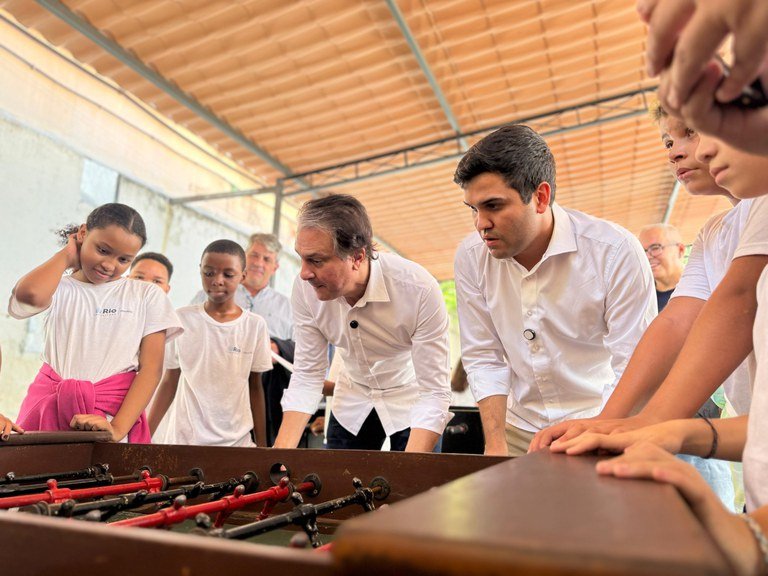 2-3 ESPECIAL - Alunos agora sem celular na escola voltam a brincar no intervalo e a ler no papel