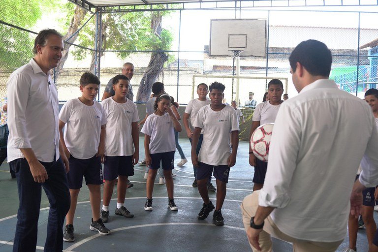 3 ESPECIAL - Alunos agora sem celular na escola voltam a brincar no intervalo e a ler no papel