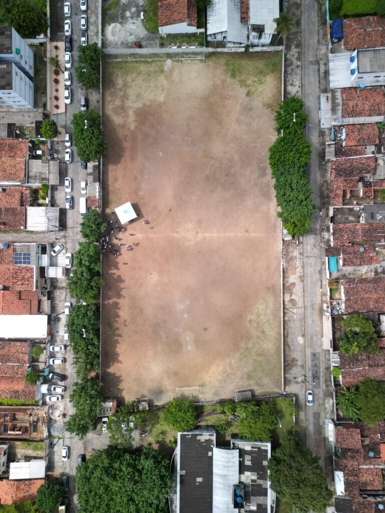d2c83144-e50c-e285-be24-7137b41f767c-768x1024 Leo Bezerra dá início às obras no tradicional Campo da Mangueira, no Rangel