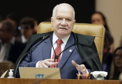 Fachin, presidente do Supremo, conversa com Lula e indica que levará casos de Moraes e Mendonça ao plenário da corte Fachin, presidente do Supremo, conversa com Lula e indica que levará casos de Moraes e Mendonça ao plenário da corte