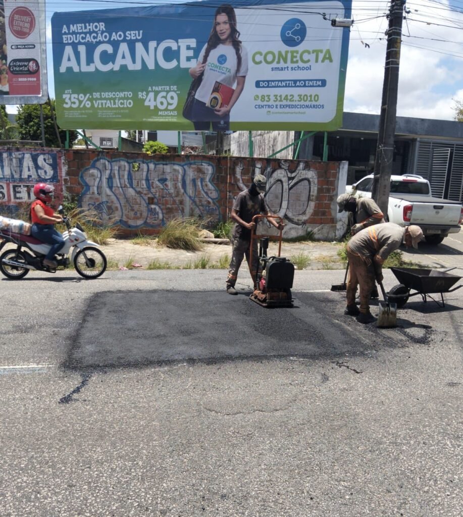 319859f4-564c-eb83-aaec-4dd8445388fc-917x1024 Seinfra inicia semana com Operação Tapa-Buraco executando serviços em mais de 30 bairros