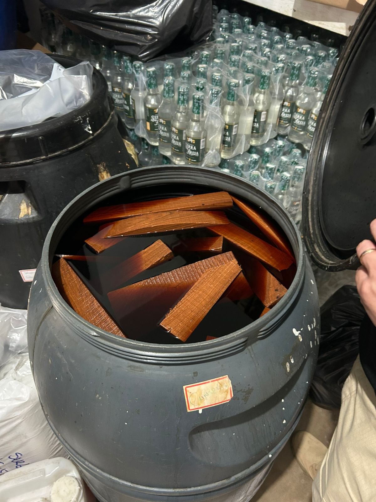 IMG-20251118-WA0181 Operação interdita duas fábricas clandestinas de bebidas alcoólicas em CG