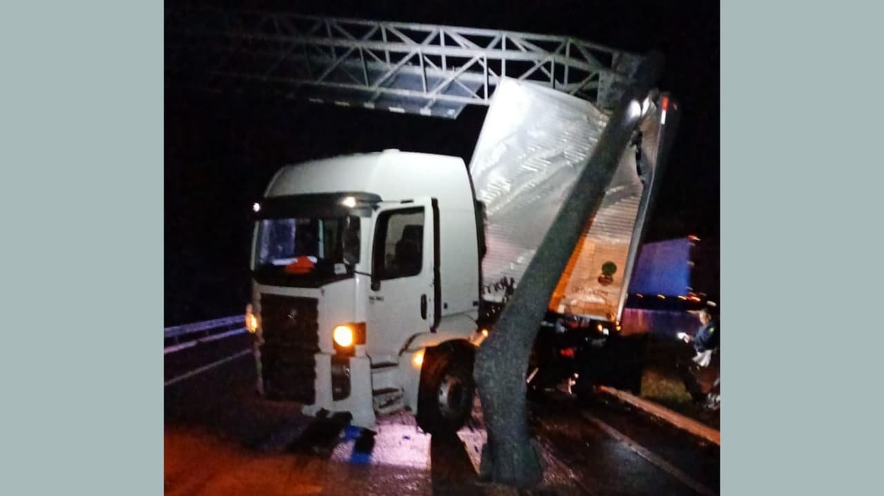 1-6 Carreta atingie sinalização na BR-101, em Santa Rita, e bloqueia parcialmente a rodovia