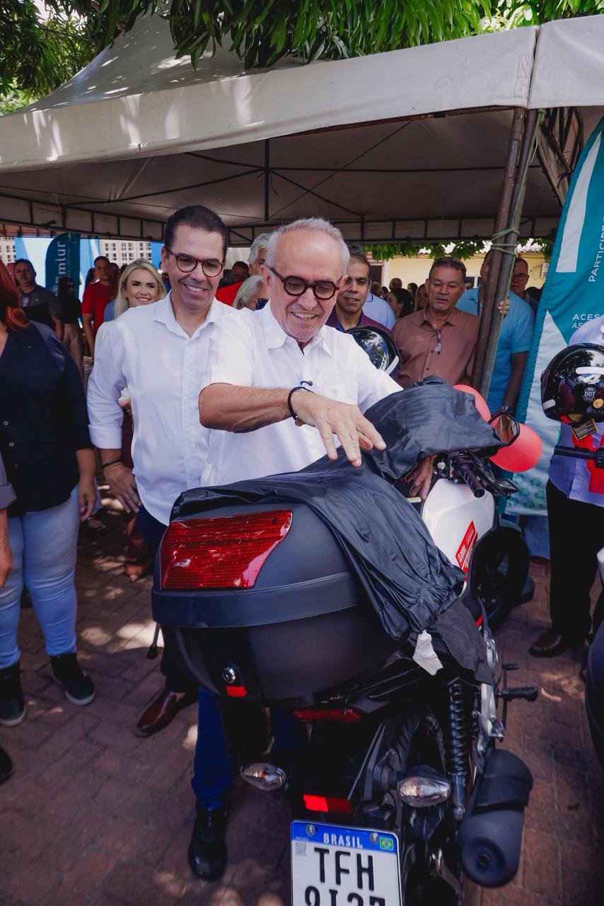 2-2 Cícero Lucena entrega 20 novas motocicletas e 50 coletores para reforçar as ações de fiscalização e coleta de materiais na Emlur