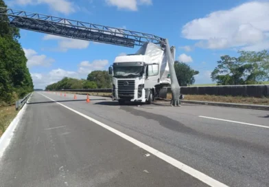 Carreta atingie sinalização na BR-101, em Santa Rita, e bloqueia parcialmente a rodovia