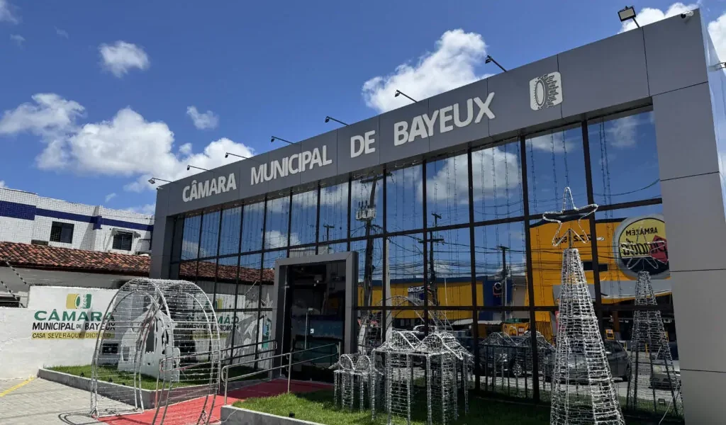 Justiça impõe restrições a vereadores após invasão a escola durante aulas em Bayeux