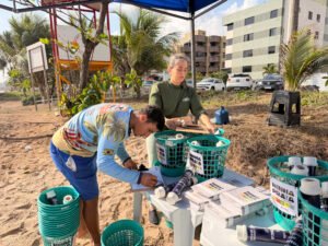 02-300x225 Projeto Minha Praia entrega lixeiras e porta-bitucas e orienta comerciantes sobre descarte correto de resíduos no Bessa