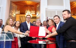 1-15-300x189 João Azevêdo entrega Palácio dos Despachos e diz que “obra traz o governo para o coração do nosso Centro Histórico” 