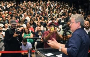 2-2-300x192 João Azevêdo entrega premiação a professores e escolas que promoveram avanços na aprendizagem dos alunos