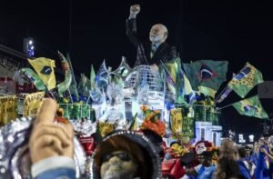 01-300x197 Acadêmicos de Niterói empolga com homenagem ao presidente Lula e deboche a Bolsonaro; veja fotos e vídeos