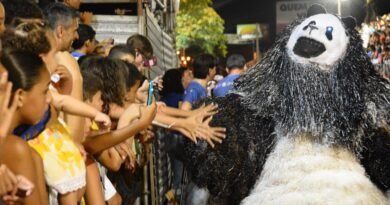 Desfiles de ala ursas e maracatus animam Carnaval Tradição nesta segunda-feira