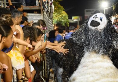 Desfiles de ala ursas e maracatus animam Carnaval Tradição nesta segunda-feira