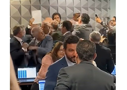 CPI do INSS aprova quebra de sigilo bancário de Lulinha em meio a bate-boca e muita confusão; veja vídeo