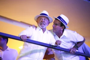 2-1-300x200 Acadêmicos de Niterói empolga com homenagem ao presidente Lula e deboche a Bolsonaro; veja fotos e vídeos