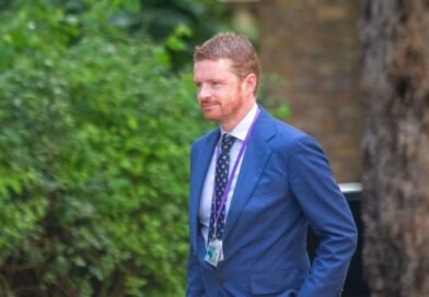 Caso Epstein derruba chefe de gabinete do primeiro-ministro do Reino Unido