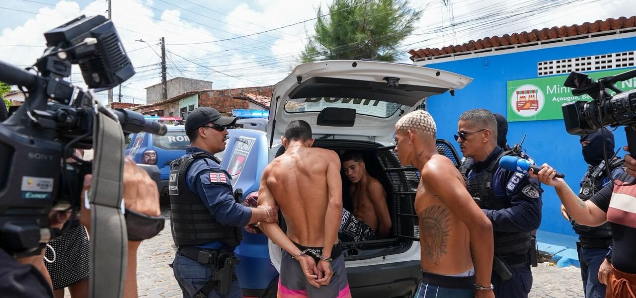Operação da Prefeitura e MPPB prende suspeitos e desobstrui vias na comunidade Riachinho; veja fotos da operação