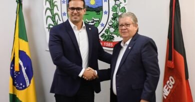 João Azevêdo transmite cargo para vice-governador Lucas Ribeiro que assume interinamente o governo até 1º de março