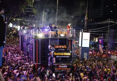 Cícero Lucena celebra o Muriçocas do Miramar, destaca tradição do Carnaval de rua e o crescimento no Via Folia, que reuniu multidão