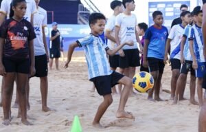 1-13-300x192 Crianças de projetos sociais participam de atividade com atletas da seleção brasileira de beach soccer