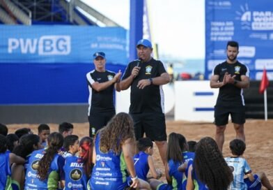 Crianças de projetos sociais participam de atividade com atletas da seleção brasileira de beach soccer