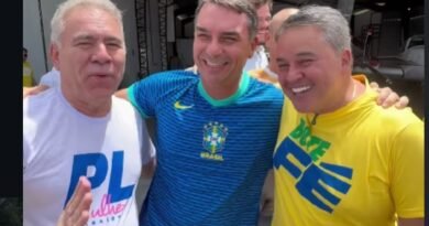 Flávio Bolsonaro cumpre agenda em João Pessoa e participa de filiação de Efraim Filho