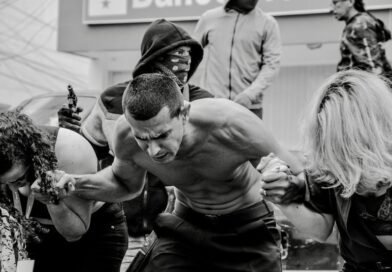 Artistas da série “Cangaço Novo” integram elenco do espetáculo “Paixão de Cristo – Ele vive”