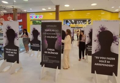 Exposição ‘Por Elas: no Enfrentamento à Violência’ chega ao Mangabeira Shopping com foco na conscientização sobre violência psicológica