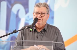 joao-azevedo-francisco-franca-secom-pb-300x196 João Azevêdo lança segunda etapa do projeto Incluir, ampliando o número de famílias e chegando a R$ 14 milhões de investimentos 