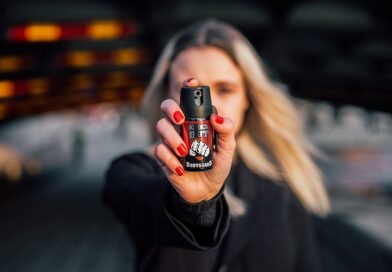 Nova lei garante às mulheres paraibanas acesso a sprays de pimenta em farmácias