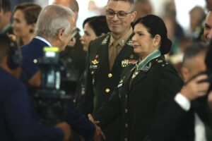 1-300x200 Exército brasileiro promove primeira mulher à patente de general