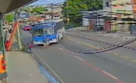 Motorista de ônibus que matou motociclista responderá por crime doloso; veja vídeo do atropelamento