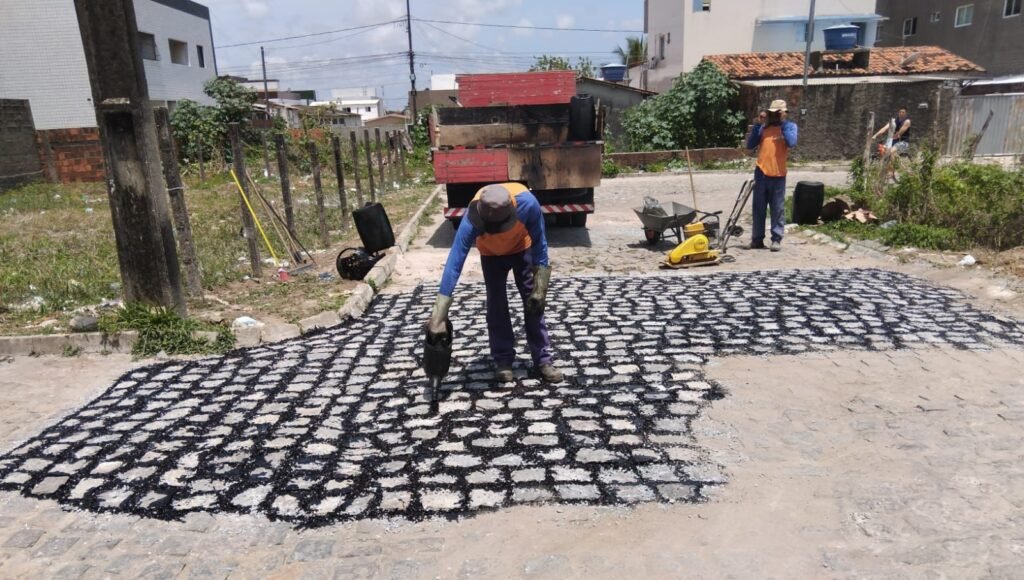 1d2a1c92-9c13-a273-2873-0c2dca8c985c-1024x580 Seinfra mantém operação tapa-buraco durante feriado e amplia atendimento em bairros de João Pessoa