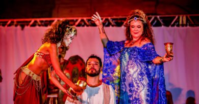 Paixão de Cristo estreia com multidão no Centro Histórico