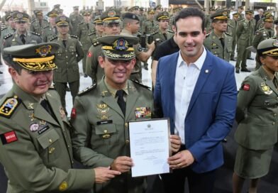 Lucas Ribeiro entrega atos promocionais a oficiais da Polícia Militar da Paraíba 