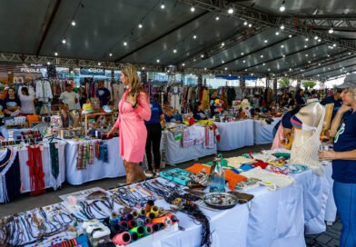 Turistas e pessoenses se encantam com variedade de produtos na Feira Móvel, no Busto de Tamandaré