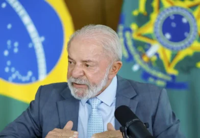 Lula assina decretos com novas regras para redes sociais e prevê fiscalização de big techs por agência